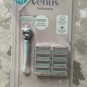VENUS Intimate Razor Kit in White and Light Blue